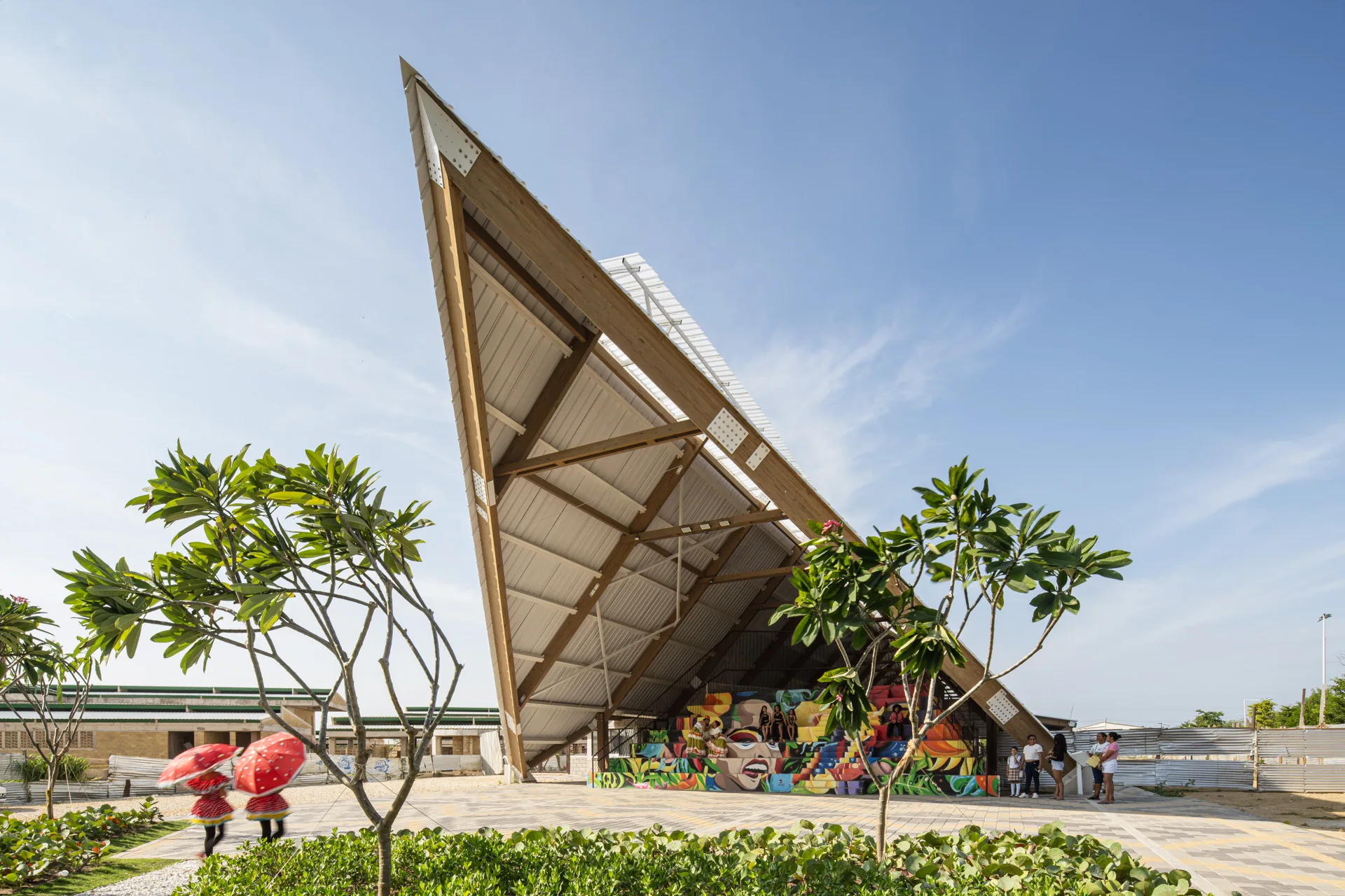 Pasillos exteriores de circulación peatonal en la plaza cultural de Barranquilla.